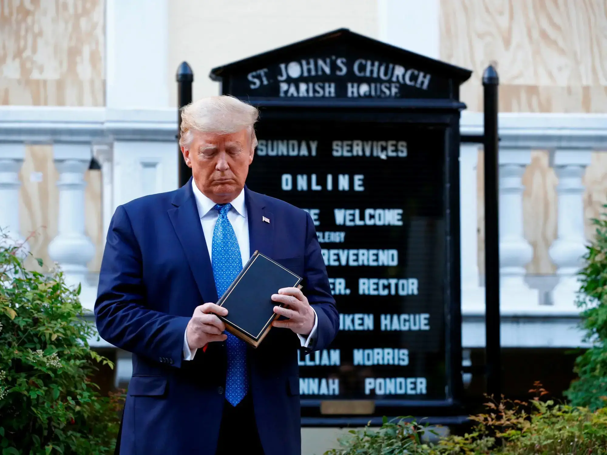 El presidente Donald Trump sostiene una Biblia frente a la iglesia de San Juan, en Washington.
