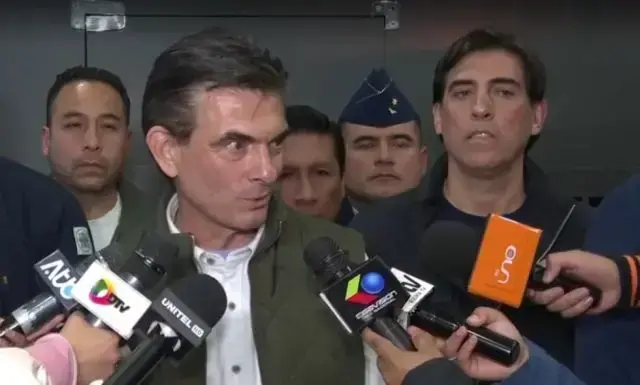 El presidente Rodrigo Paz (i) en una conferencia de prensa con el ministro Mauricio Zamora (d).