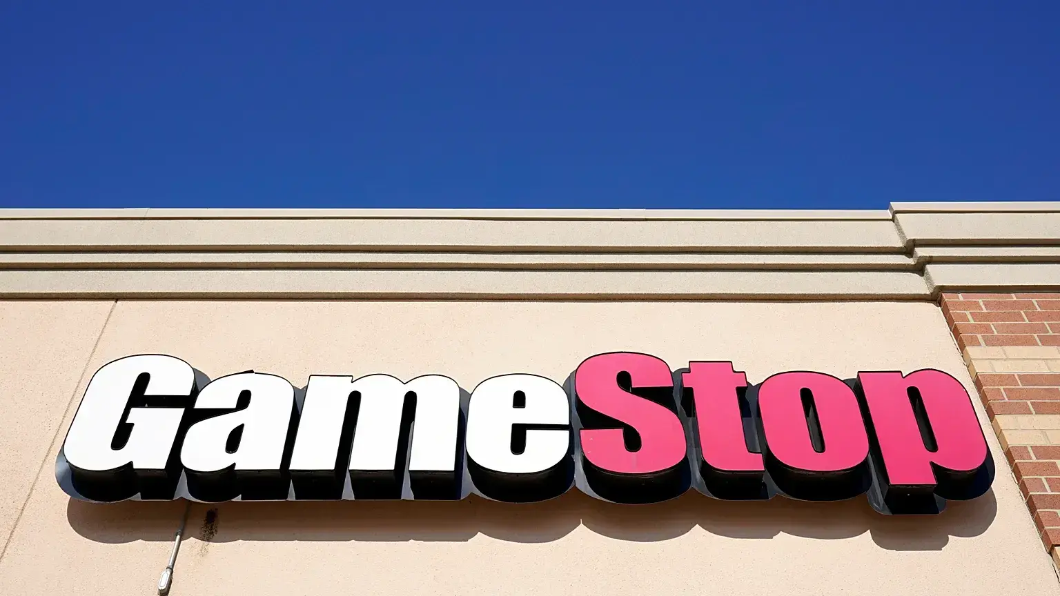 Un cartel de GameStop se muestra por encima de una tienda en Urbandale, Iowa, 28 Ene. 2021