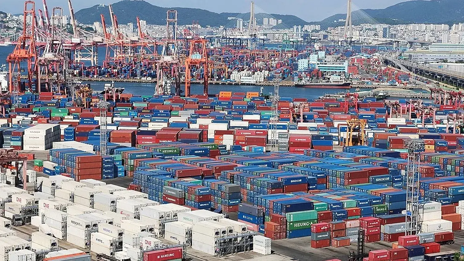 Contenedores marítimos en un puerto de Corea del Sur