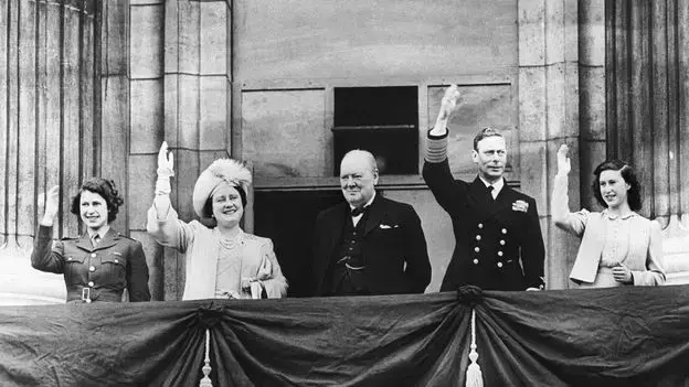Fotografía que muestra a la reina Isabel II con su gorra de la ATS, usada para ocultarse en el Día VE.