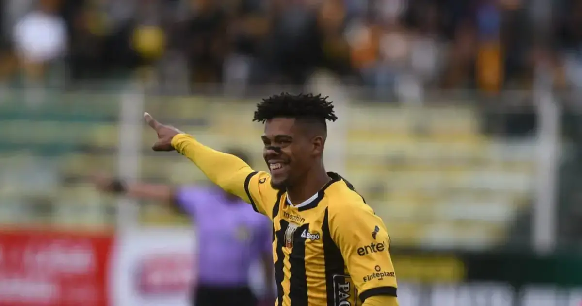 El jugador del Tigre, Carlos Ventura, celebrando uno de sus goles.