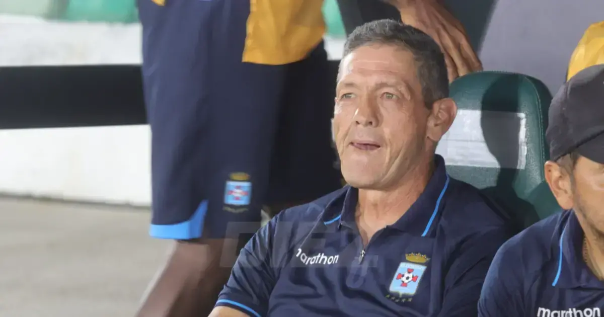 El DT durante un partido con Blooming.