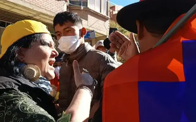 La activista María Galindo (i) increpa a marchistas que le estaban expulsando de su protesta.