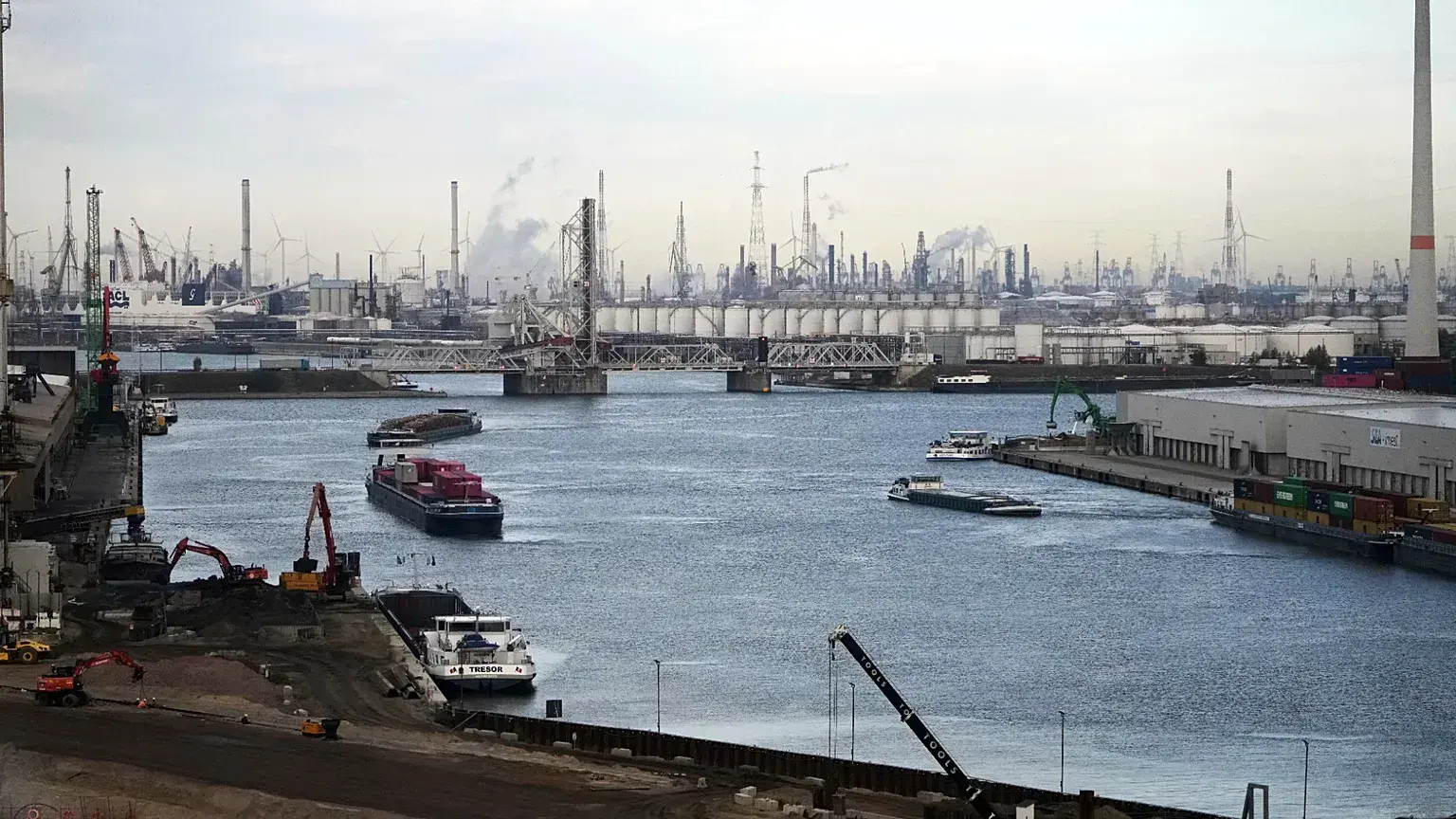 Movimiento de buques en el Puerto de Amberes - foto de archivo de 2025 - Derechos de autor AP Photo