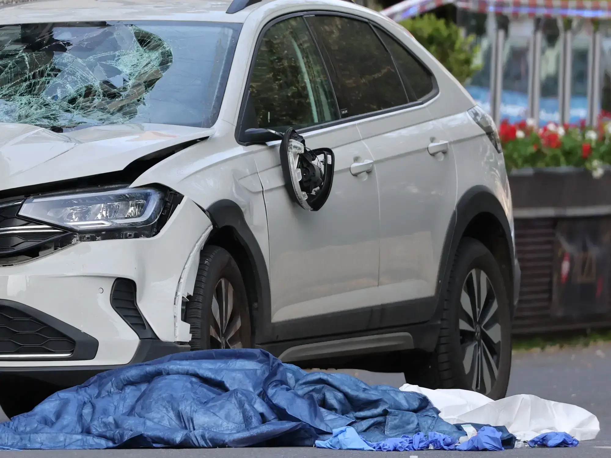 El auto que embistió contra la gente, en Leipzig.