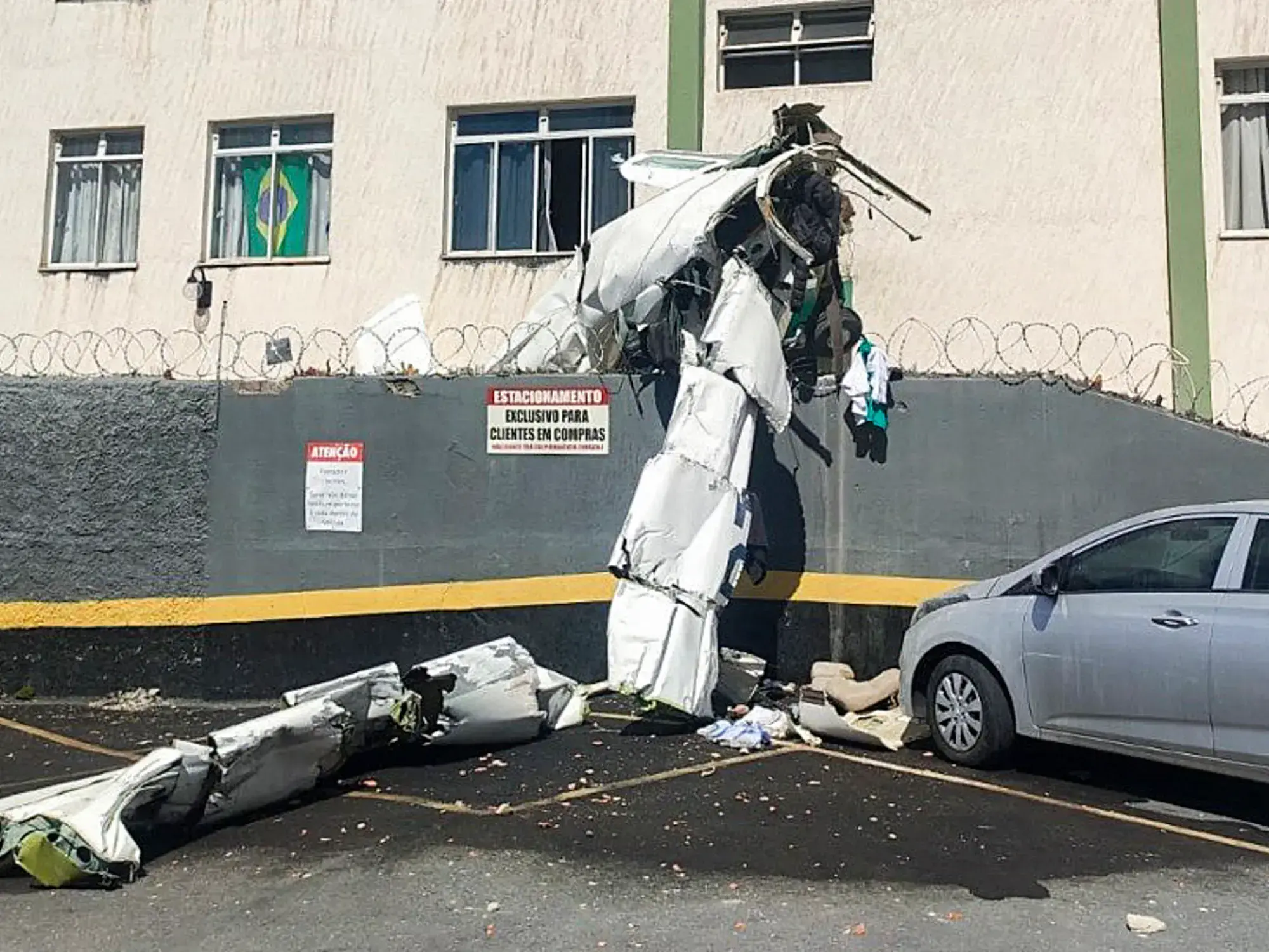 La avioneta convertida en fierros destruidos tras el impacto contra el edificio.