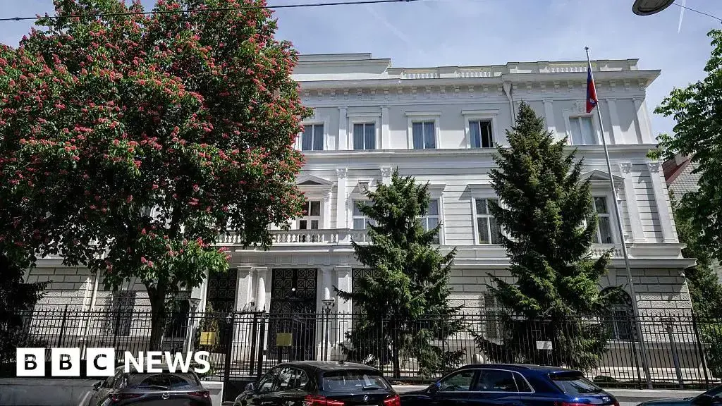 Antenas encontradas en el tejado de la embajada rusa en Viena, según informe verificado de la ORF