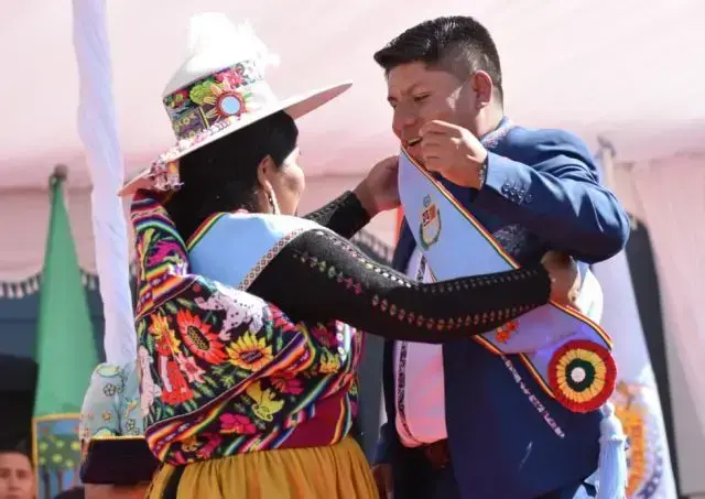 Leonardo Loza (d) asumió este lunes la Gobernación de Cochabamba.
