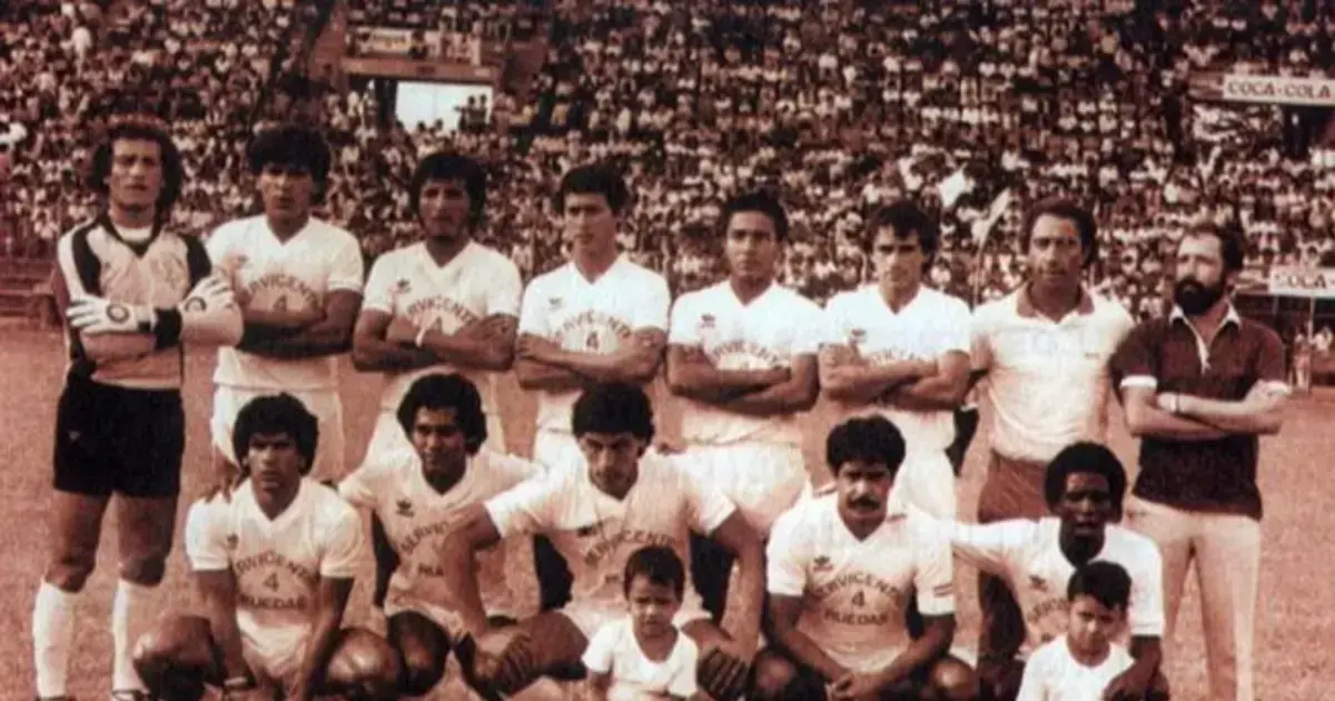 Equipo de Real Santa Cruz en la final de la Liga contra Bolivar en Cochabamba en 1985