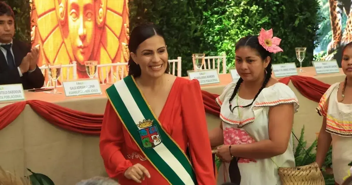 Con un vestido con motivos chiquitanos, Álvarez reivindica las raíces indígenas del departamento cruceño.