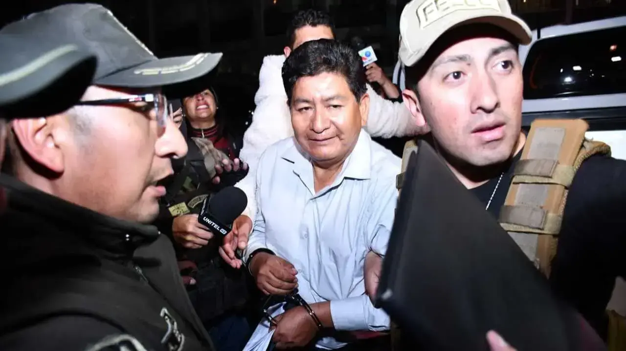El exministro de Obras Públicas, Édgar Montaño, es conducido a instalaciones policiales.
