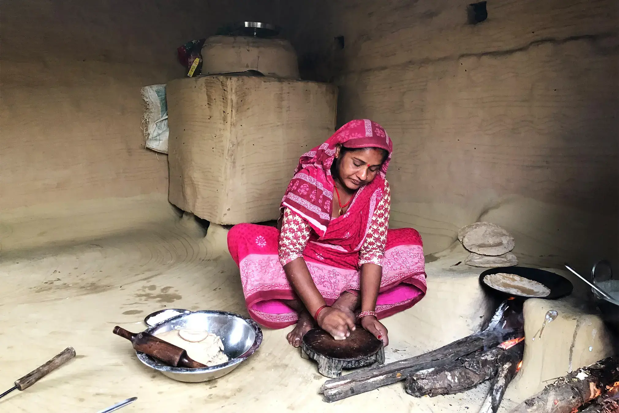 Contenedores dehari tradicionales dentro de una casa en Dang, Nepal.