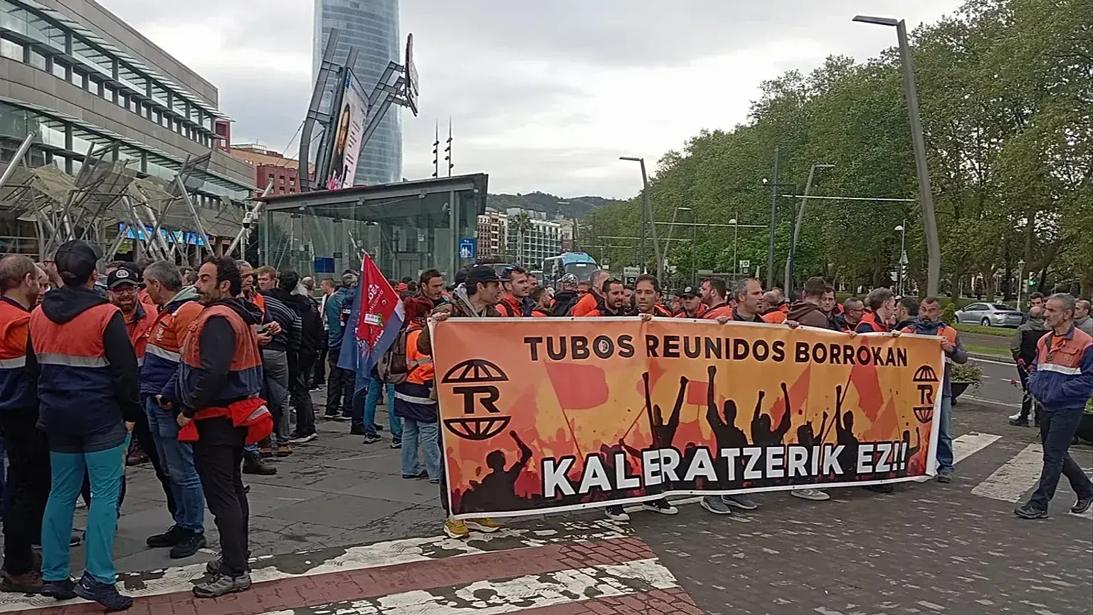 Una manifestación de los trabajadores de Tubos Reunidos con la sede bilbaína de Iberdrola al fondo de la imagen, del 14 de ab