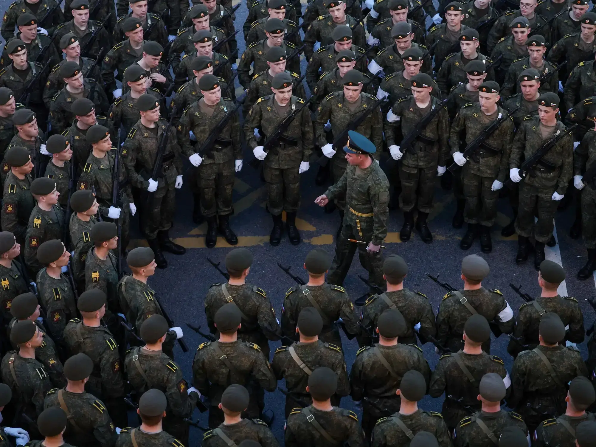 Militares rusos se preparan para un ensayo del desfile militar anual en el centro de Moscú.