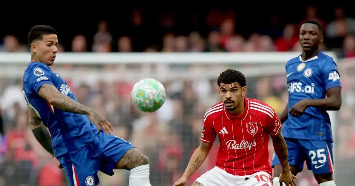 Enzo Fernández (izq.) del Chelsea en acción contra Morgan Gibbs-White del Forest.