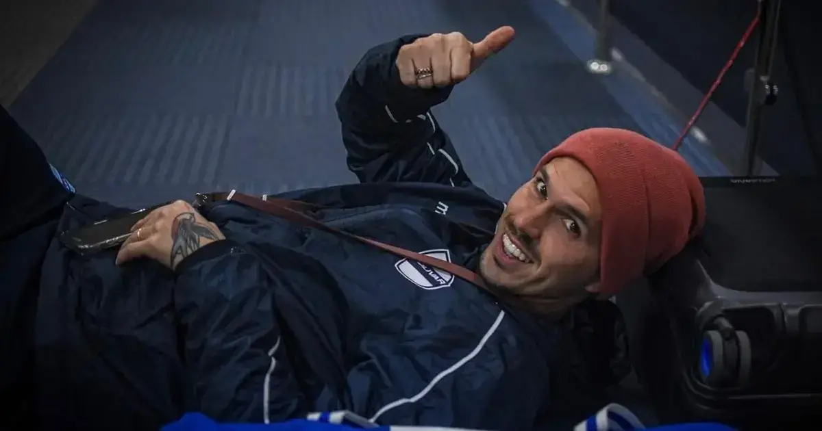 Patricio Rodríguez recostado en el piso durante la escala en Bogotá.