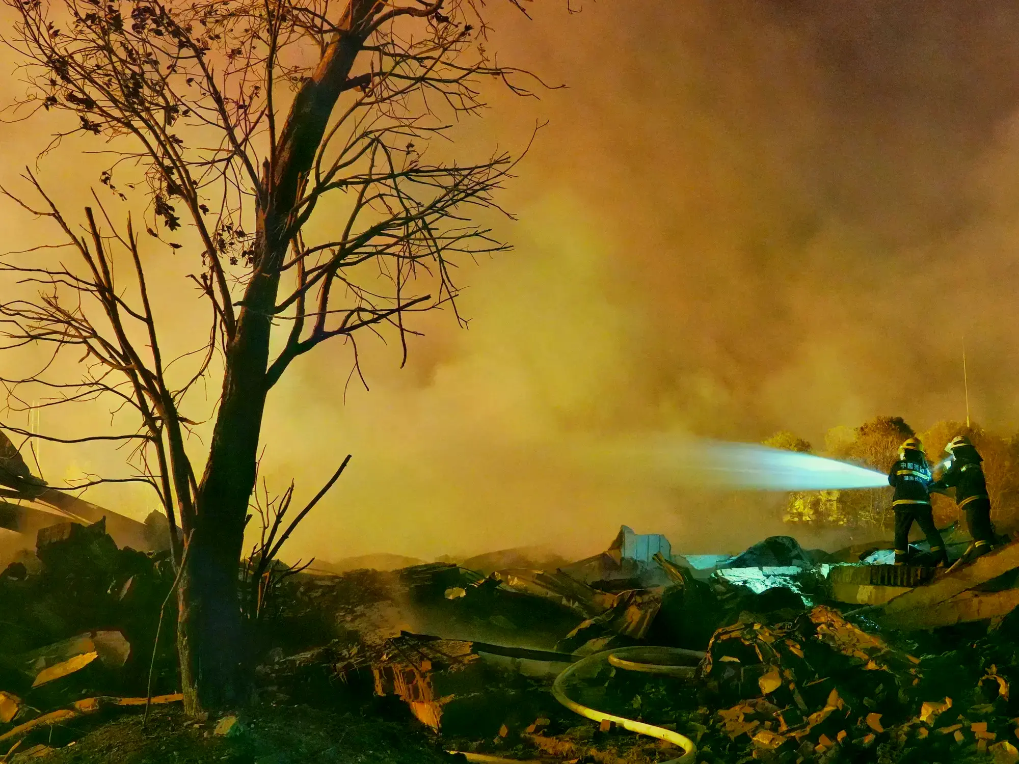 Bomberos trabajan para extinguir el incendio en la fábrica de fuegos artificiales.