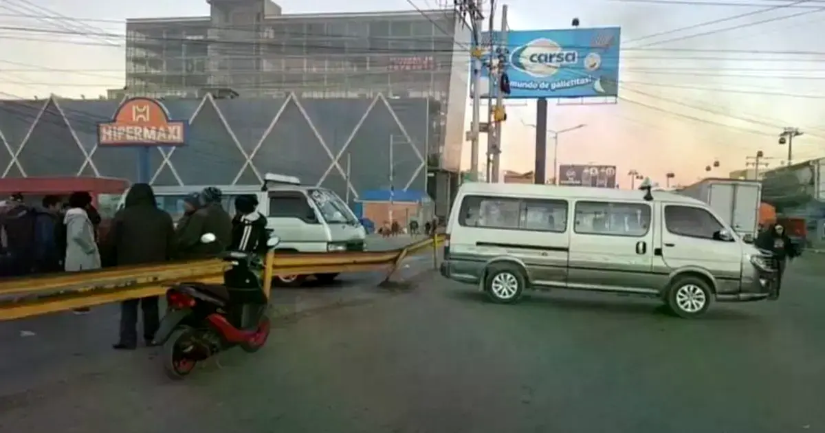 Choferes bloquean con sus vehículos en El Alto