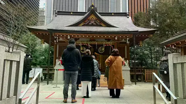 El pequeño santuario Fukutoku es un oasis en el bullicioso distrito financiero de Nihonbashi, en Tokio.