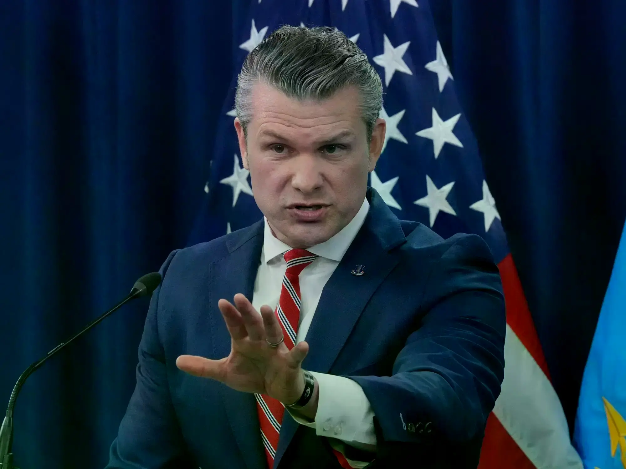 Pete Hegseth en rueda de prensa junto al general Dan Caine.