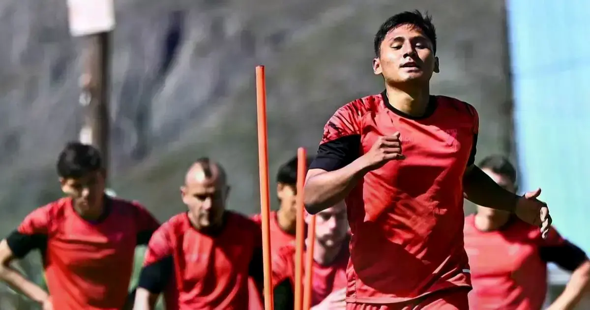 Darío Torrico encabeza una rutina de entrenamiento de la banda roja.
