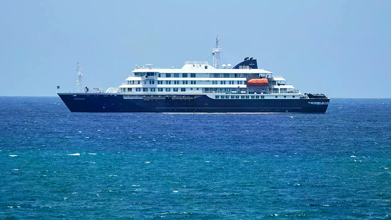El crucero MV Hondius anclado en un puerto de Praia, Cabo Verde, el 4 de mayo de 2026.