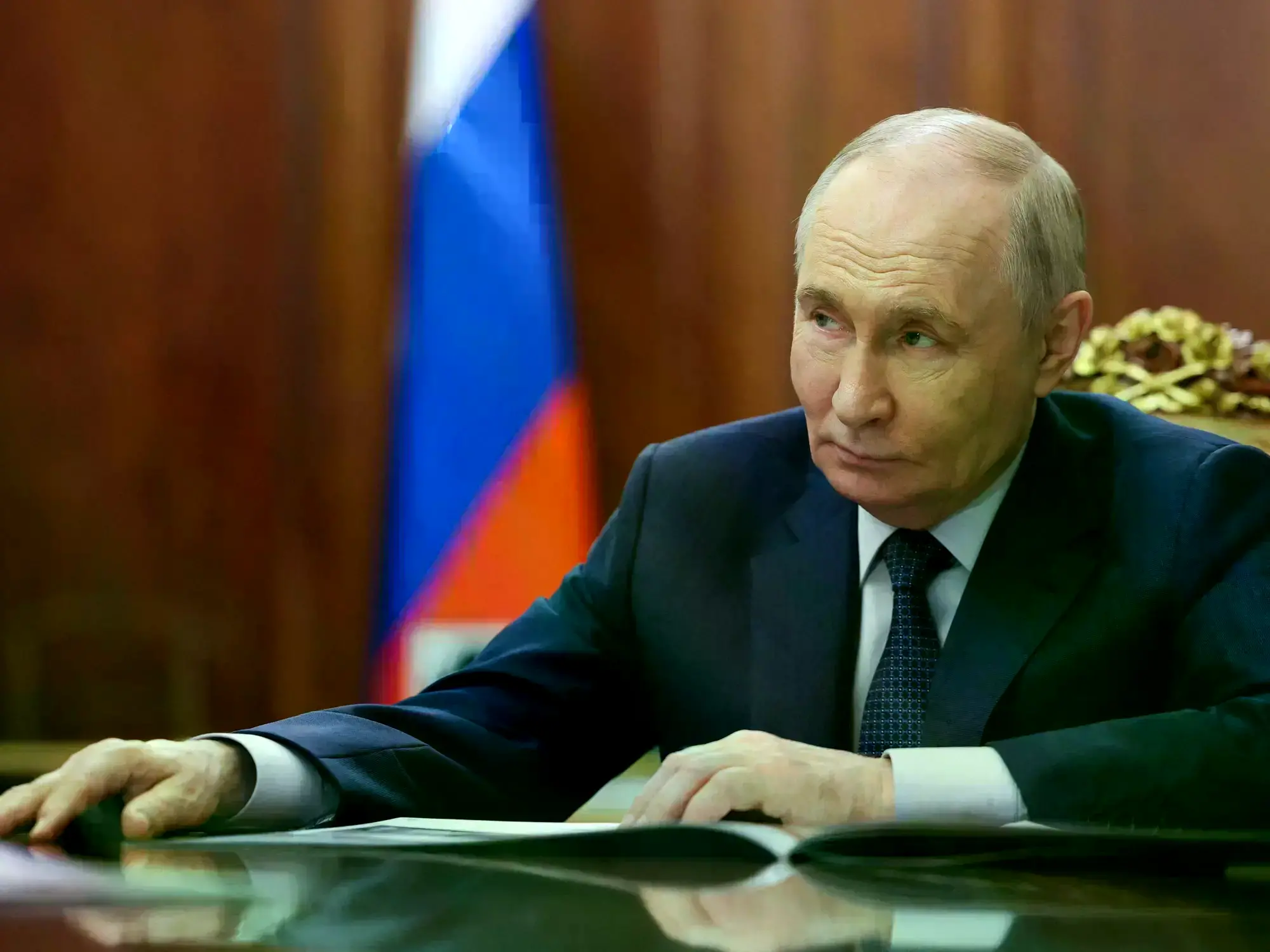 Vladimir Putin, reunido con su equipo de seguridad en videoconferencia desde el Kremlin.