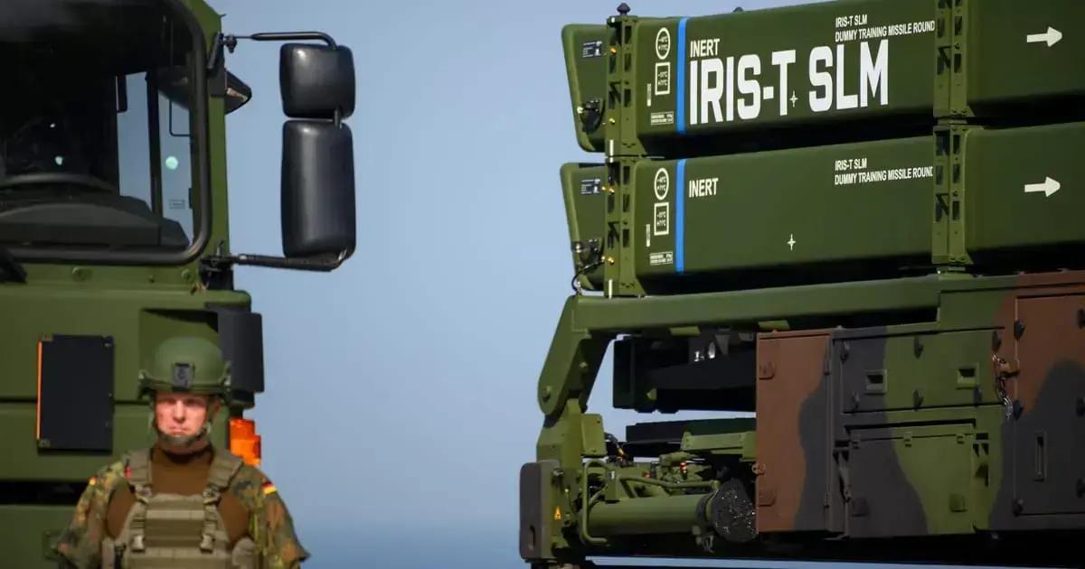Soldados vigilan un sistema de defensa aérea IRIS-T SLM en la base militar de Todendorf, Alemania, el 4 de septiembre de 2024.