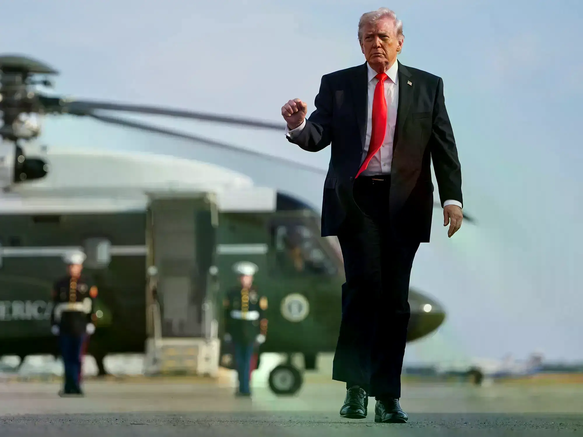 El presidente Donald Trump camina desde el Marine One para abordar el Air Force One en el Aeropuerto Internacional de Ocala,