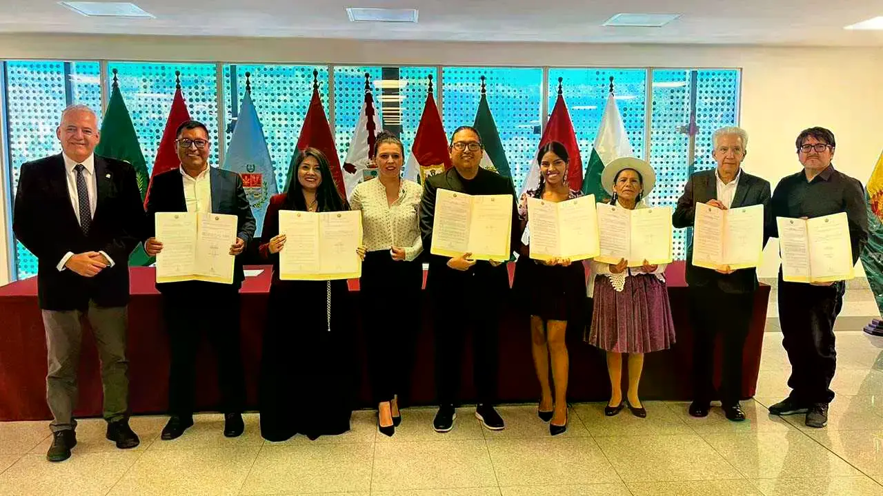 El director y elenco de la película cochabambina “La hija cóndor”.