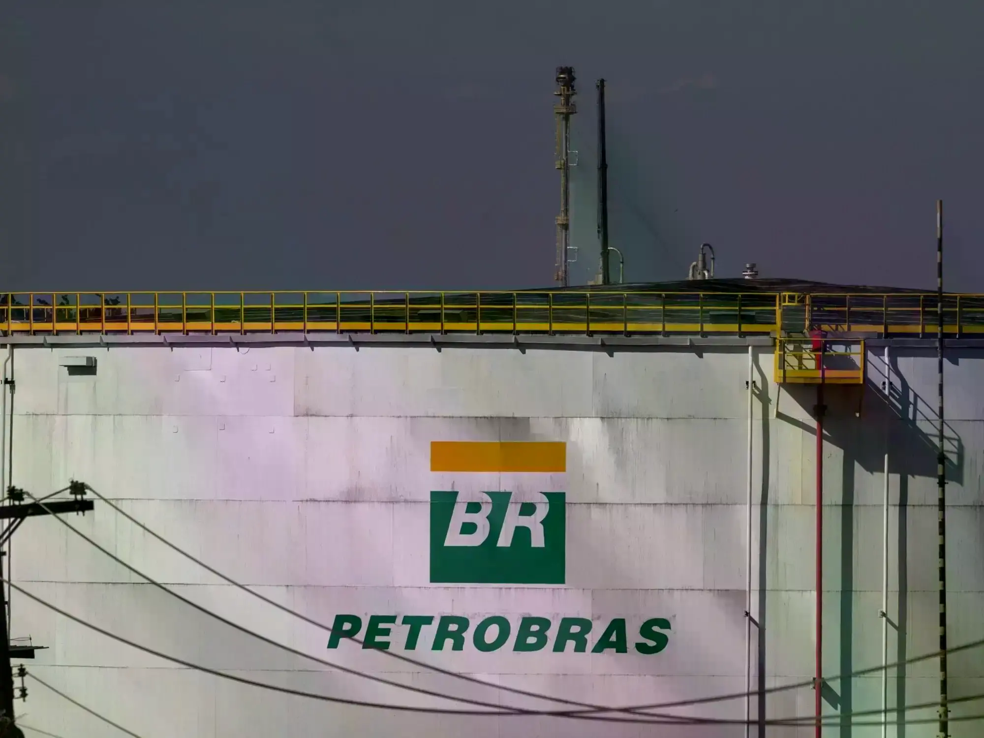 Un tanque de almacenamiento de petróleo en la refinería Paulinia Replan de Petrobras en Paulinia, estado de San Pablo.