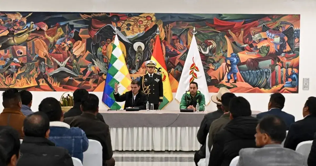 El presidente Rodrigo Paz en una reunión con los alcaldes electos