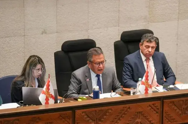El ministro de Gobierno, Marco Antonio Oviedo (c), en la Asamblea Legislativa.