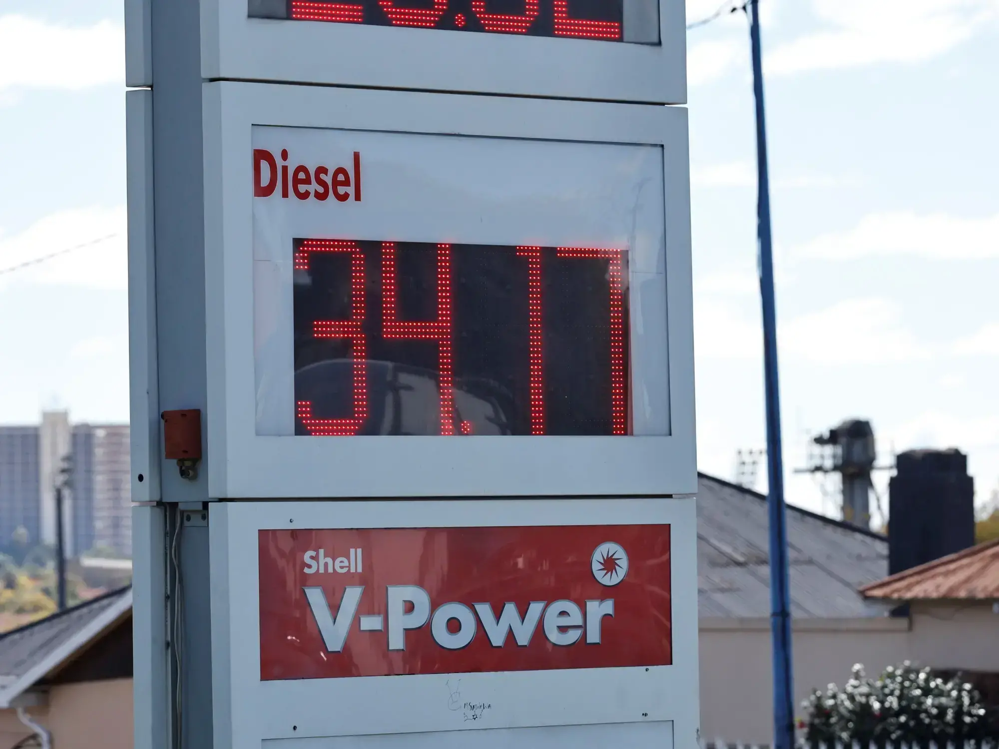 Una estación de servicios en Sudáfrica muestra el valor del diesel.