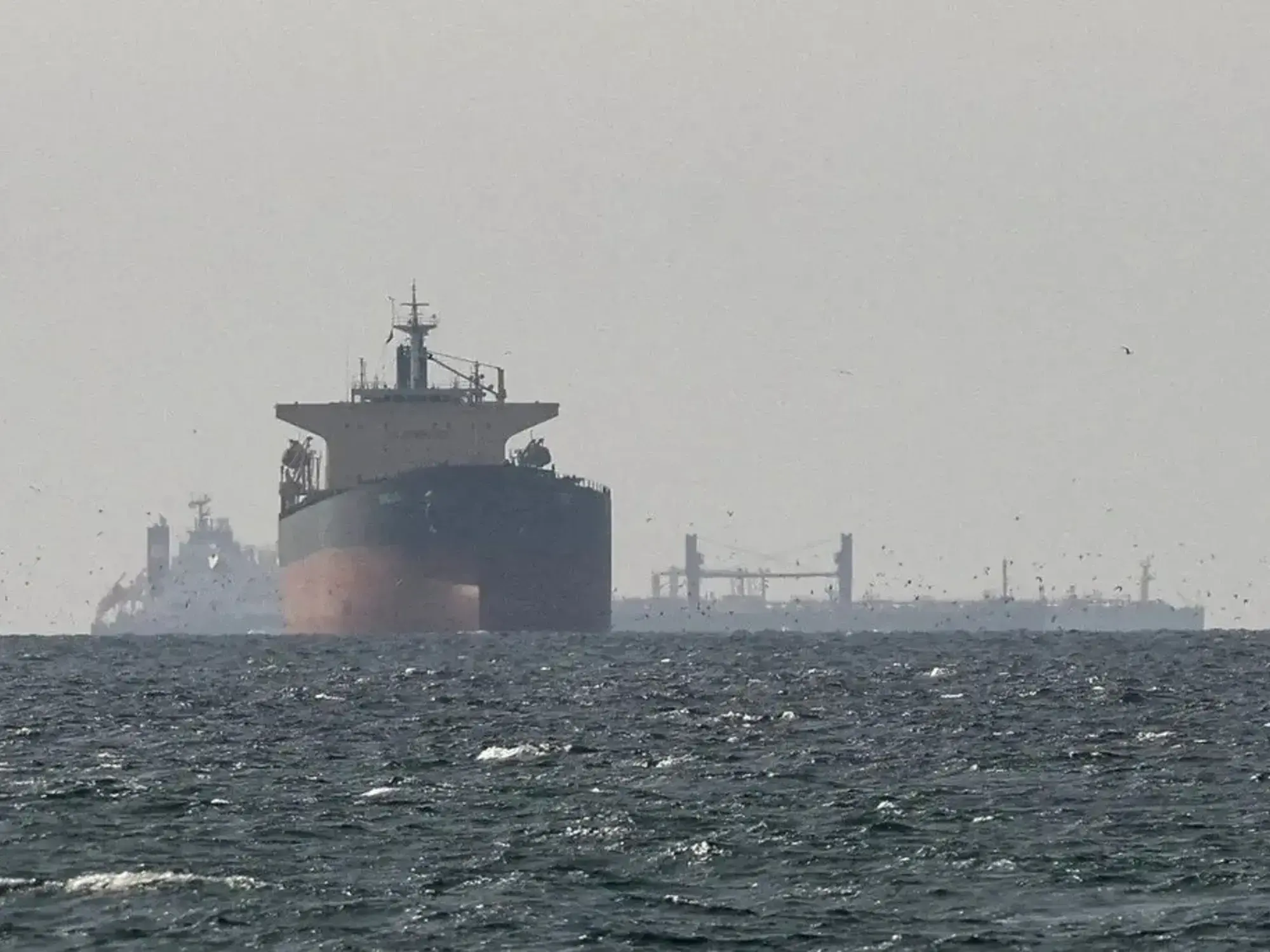 Buques de carga en el Golfo, cerca del estrecho de Ormuz.