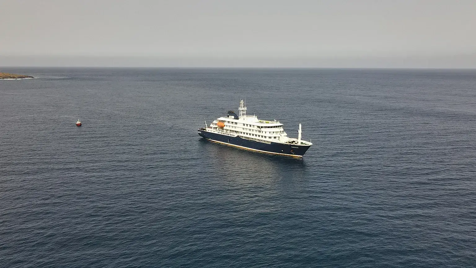 Vista aérea del crucero holandés MV Hondius anclado en el Atlántico, frente a Cabo Verde, el 5 de mayo de 2026.