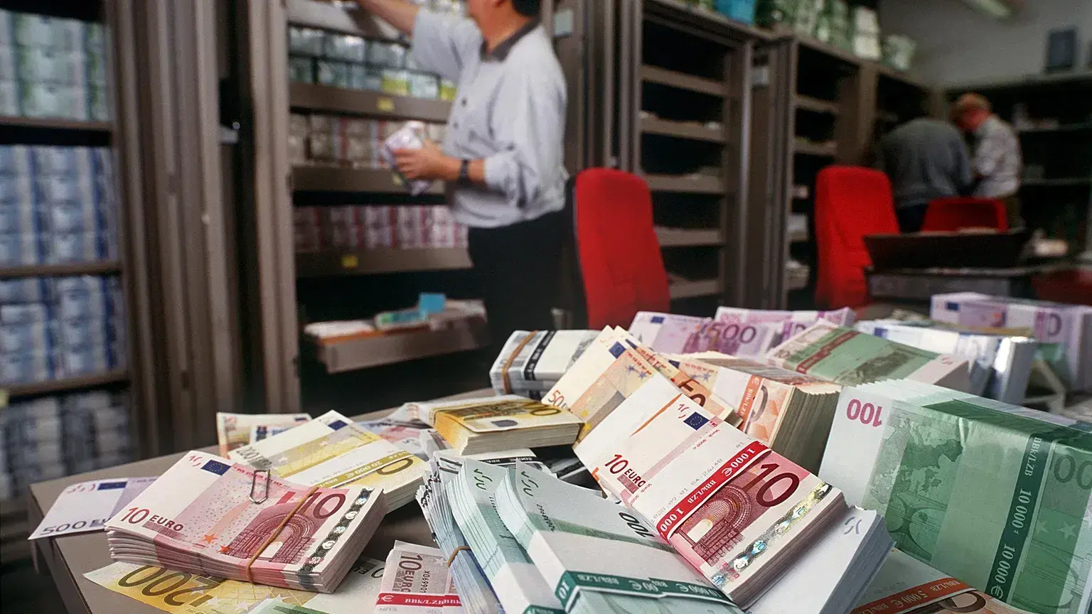 Billetes de euro apilados sobre una mesa en el departamento de cambio de divisas del banco UBS en Zúrich, Suiza, 13 de diciem