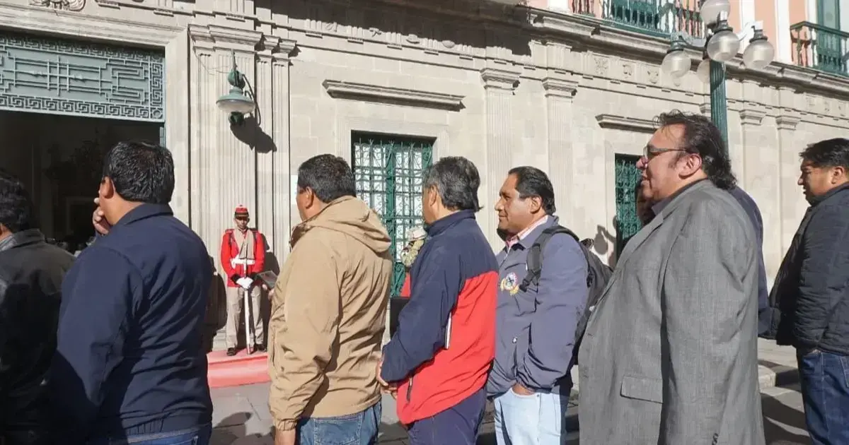 El momento de la llegada de los dirigentes de los choferes al diálogo.