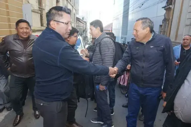 Dirigentes de los choferes en el centro de la ciudad de La Paz.