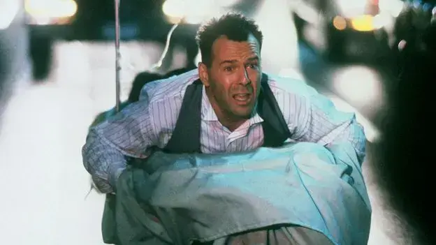Bruce Willis interpreta a Hudson Hawk, un ladrón amante del capuchino que roba objetos diseñados por Leonardo da Vinci.