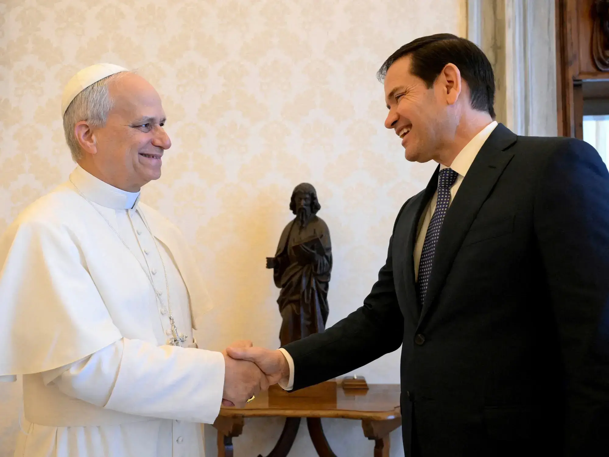 El Papa León XIV con el jefe de la diplomacia de Estados Unidos, Marco Rubio, en un encuentro en mayo de 2025.