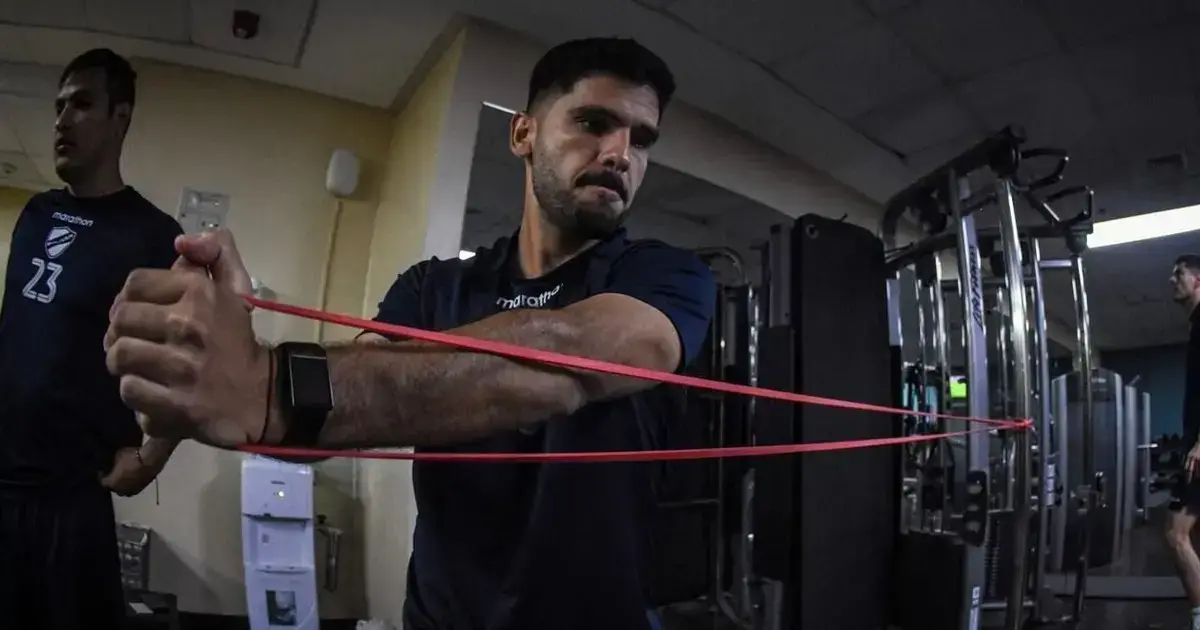 Antonio Melgar realiza un ejercicio de fuerza en la previa del partido.