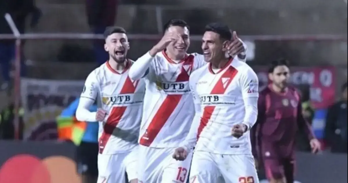 Richet Gómez celebra con Cuéllar y Amoroso.