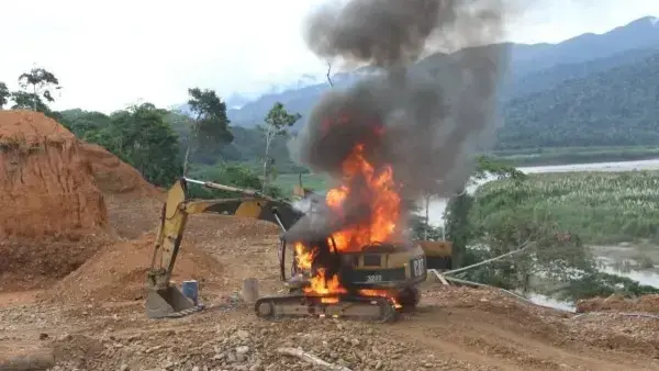 Quema de maquinaria en un operativo contra la minería ilegal.