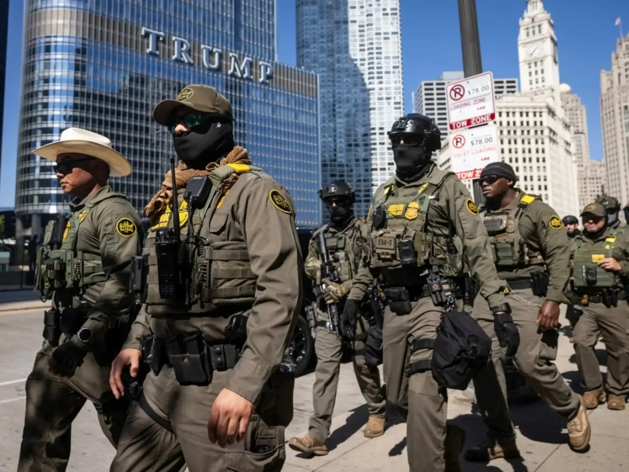 Agentes federales del Servicio de Inmigración ICE patrullan en Chicago.