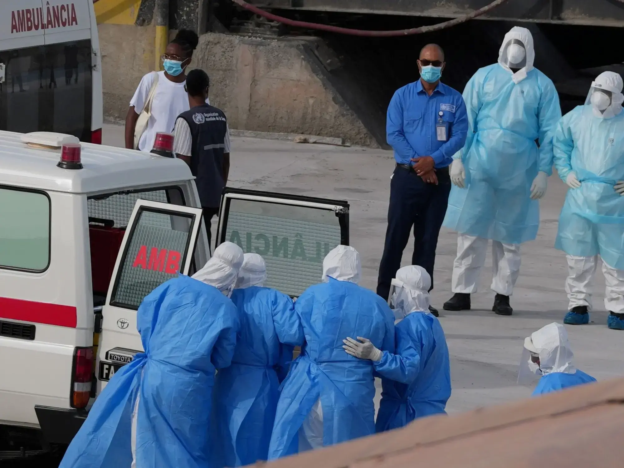 Trabajadores de la salud evacuan del crucero MV Hondius en Cabo Verde a las tres personas sospechosas de tener hantavirus.