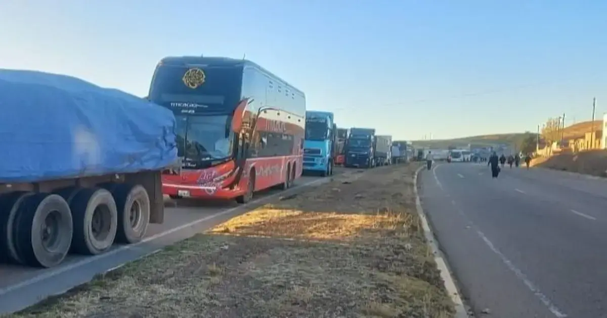 Fila de vehículos por uno de los bloqueos en el altiplano.