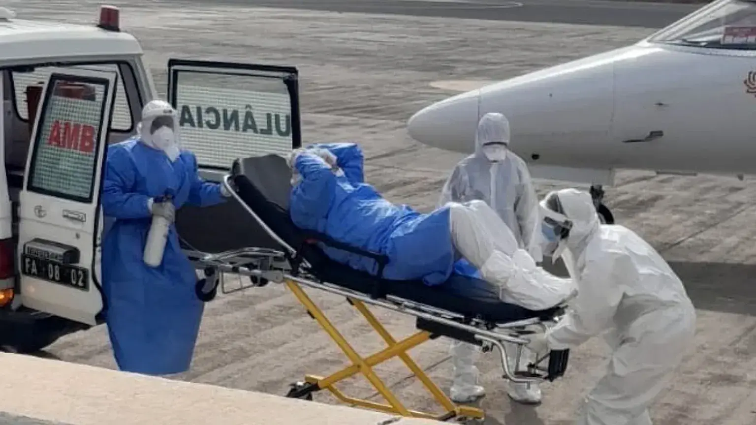 Uno de los evacuados sale del vehículo para ser trasladado al avión medicalizado