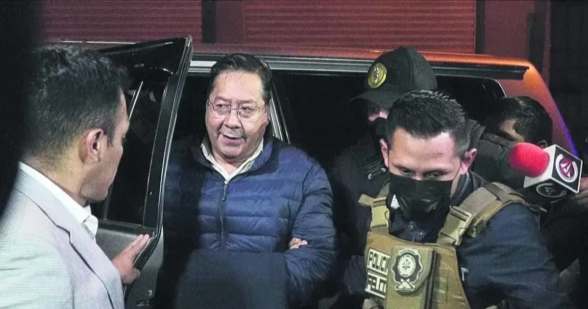 Luis Arce, expresidente del Estado, en su ingreso a San Pedro.